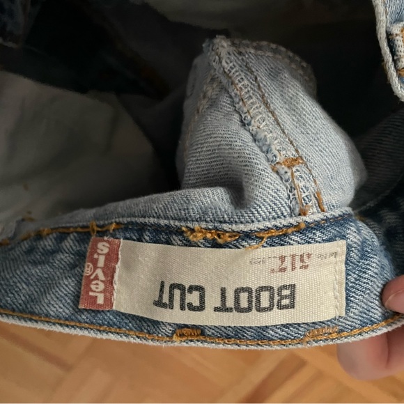 Levi’s NWOT light wash ripped shorts aritzia size 25 - Picture 4 of 4